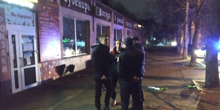 Ночью в центре Николаева прохожие и полицейские разнимали драку. Одного человека увезла «скорая» (ФОТО, ВИДЕО)