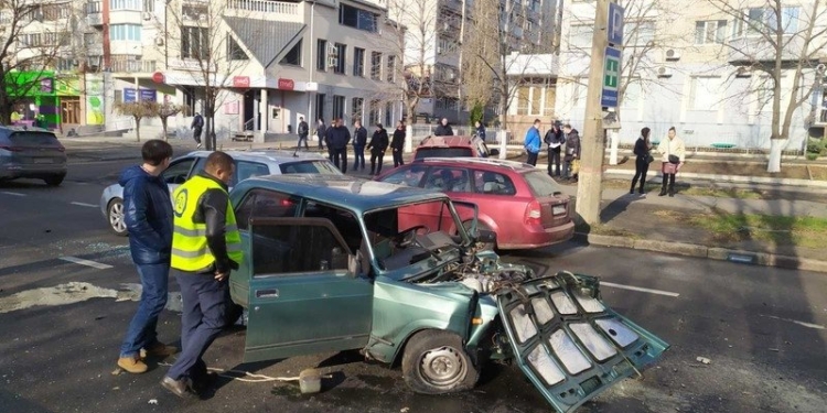 На Центральном проспекте большая пробка: ВАЗ врезался в дерево и протаранил «Ауди», двое человек пострадали (ФОТО)