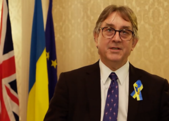 Гончарук вручил украинский орден “За заслуги” троим британским политикам