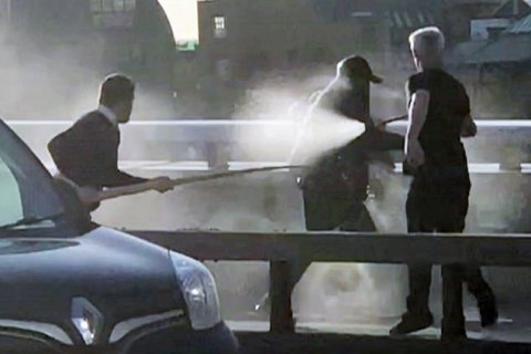 В Лондоне прохожие обезвредили террориста с помощью огнетушителя и бивня нарвала (ВИДЕО)