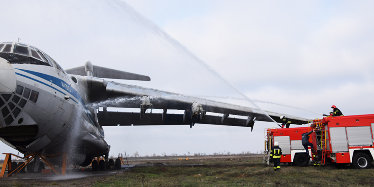 В Николаевском аэропорту спасатели учились тушить самолет (ФОТО, ВИДЕО)