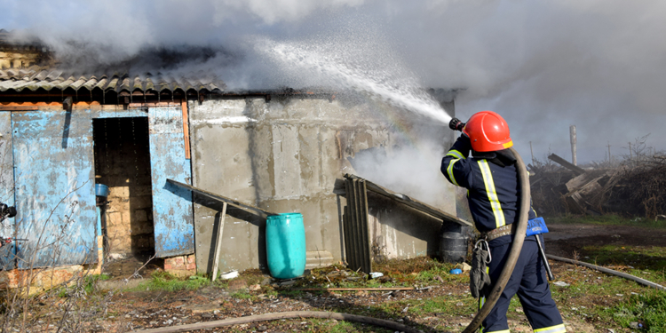 В Николаеве тушили лесопилку (ФОТО)