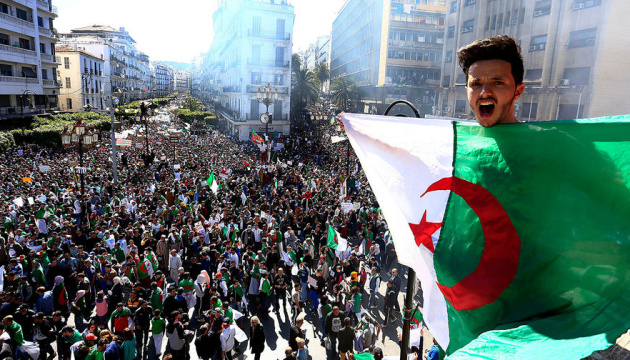 Десятки тысяч алжирцев вышли на улицы с требованием "новой революции" 1
