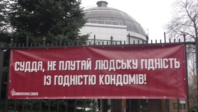 Суд рассматривает апелляцию на арест обвиняемого в закупке некачественных бронежилетов Марченко: под зданием суда акция в поддержку генерала (ФОТО)