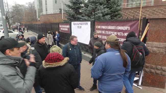 Суд рассматривает апелляцию на арест обвиняемого в закупке некачественных бронежилетов Марченко: под зданием суда акция в поддержку генерала (ФОТО) 5