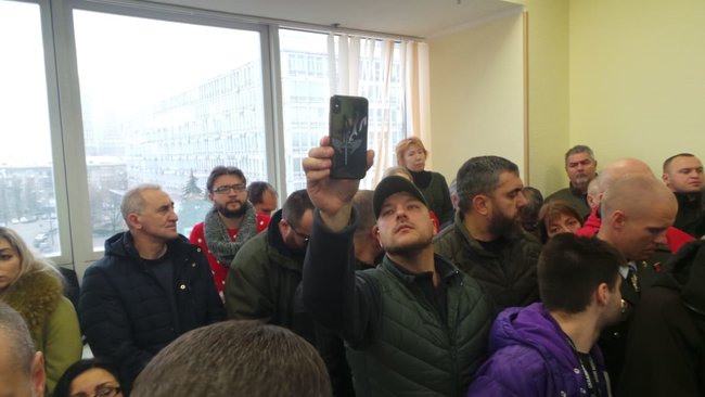Суд рассматривает апелляцию на арест обвиняемого в закупке некачественных бронежилетов Марченко: под зданием суда акция в поддержку генерала (ФОТО) 9