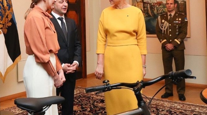 Президент Эстонии подарила Зеленскому велосипед. Смотрела фильм?