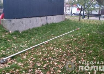В Киевской области россиянин повредил флагшток возле памятника “Небесной Сотне” и выпрыгнул из окна третьего этажа в полиции