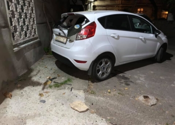 В центре Николаева рухнувшая отделка фасада здания серьезно повредила автомобиль. В ЖЭКе считают, что пострадавшие сами виноваты (ФОТО)