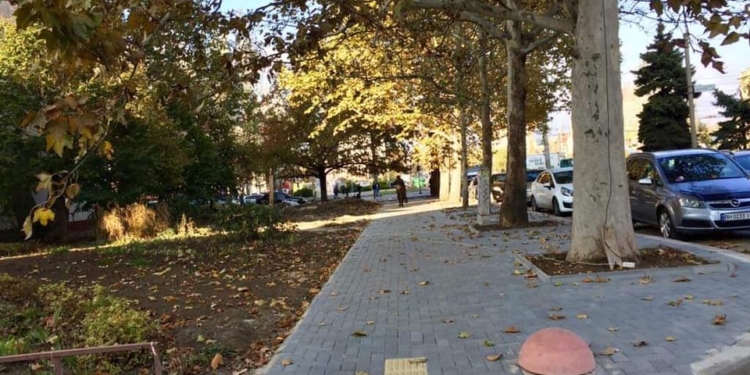 На пересечении Садовой и Центрального проспекта старый асфальт заменили новой плиткой (ФОТО)