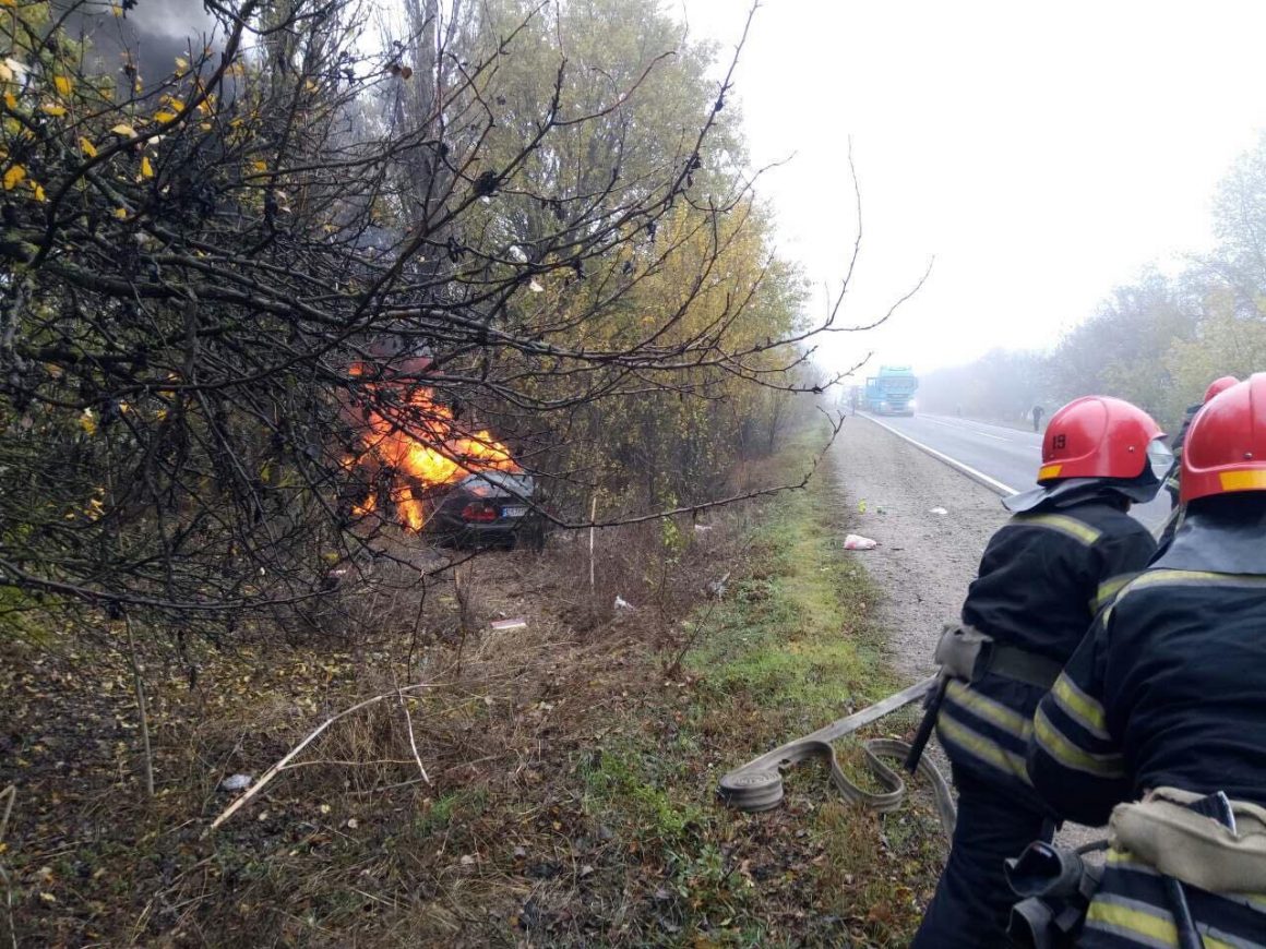 На Николаевщине спасатели ликвидировали пожар автомобиля (ФОТО) 1