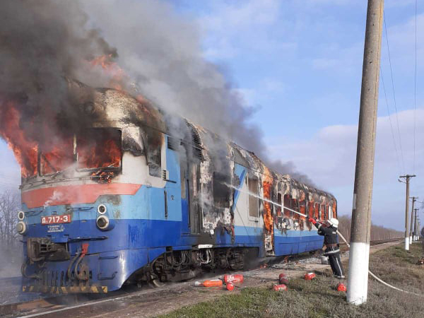 На Николаевщине на ходу загорелся дизельный поезд (ФОТО) 1