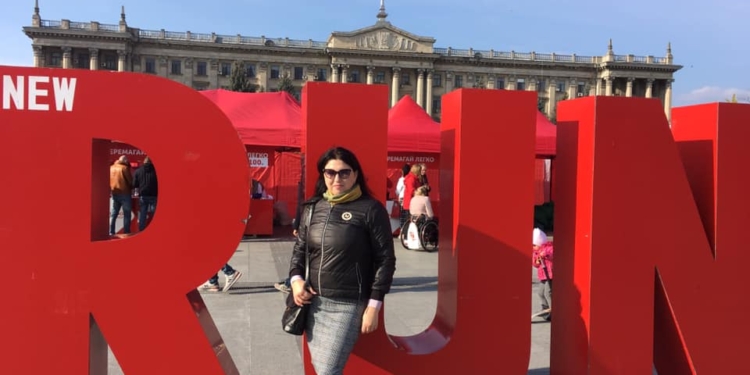 В Николаеве упала на людей часть фотозоны