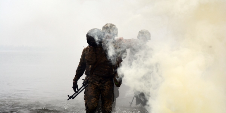 На базе николаевской 79 бригады курсанты прошли полосу препятствий и заслужили маруновые береты (ФОТО)