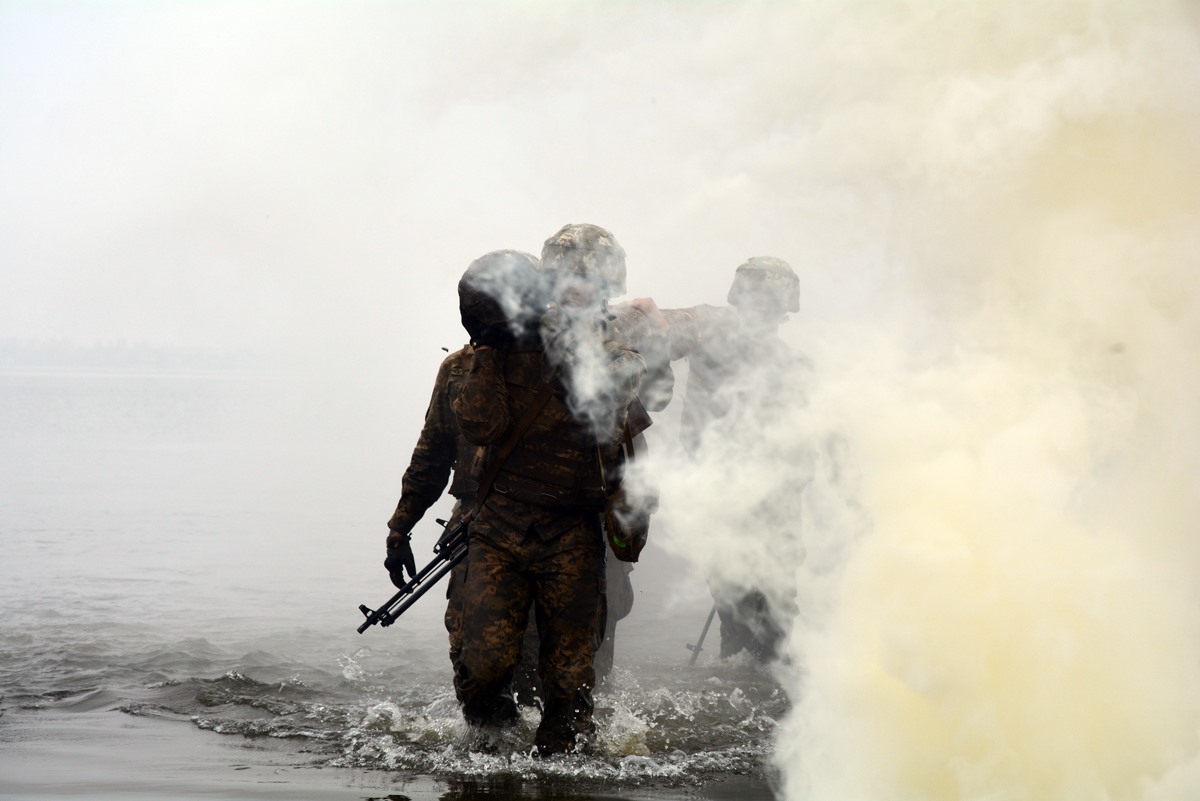 На базе николаевской 79 бригады курсанты прошли полосу препятствий и заслужили маруновые береты (ФОТО)