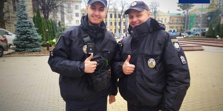 За 4 минуты. Патрульные в Виннице сопроводили авто с задыхающимся ребенком до больницы