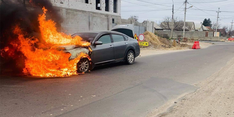Загорелся на ходу. В Варваровке тушили горящий Nissan