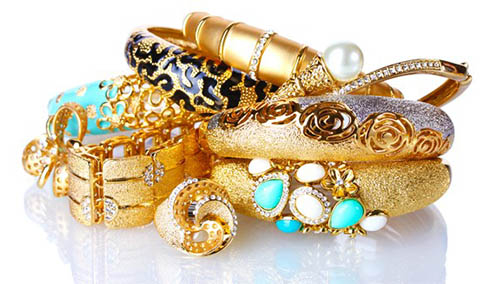 В Николаеве продавщица ювелирного магазина и ее подруга полгода крали украшения, меняя их на фальшивки