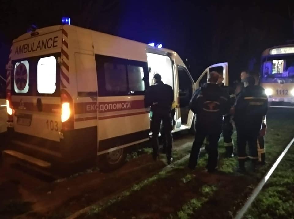 Чтобы освободить ногу мужчины, попавшего под трамвай, николаевские спасатели сделали подкоп под рельсами (ФОТО) 5