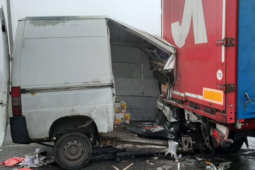 На трассе под Николаевом столкнулись грузовик и Citroen: двое пострадавших 1