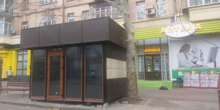 «Наглость впечатляет»: на Соборной ночью «вырос» незаконный киоск. Простоял он не долго (ФОТО)