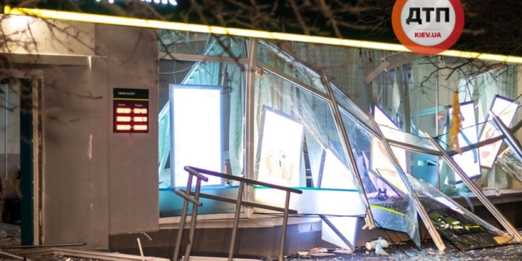 Улица в деньгах. В Киеве подорвали отделение банка (ФОТО)