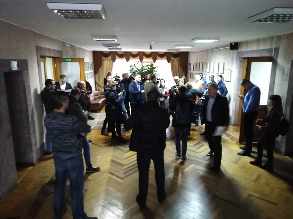В Николаеве не пускают прессу на сессию облсовета (ФОТО, ВИДЕО) 5