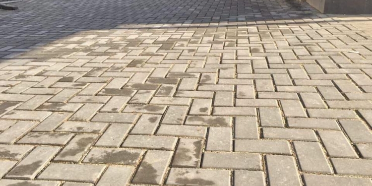 Часть проспекта в районе Центрального рынка заканчивают мостить плиткой (ФОТО)