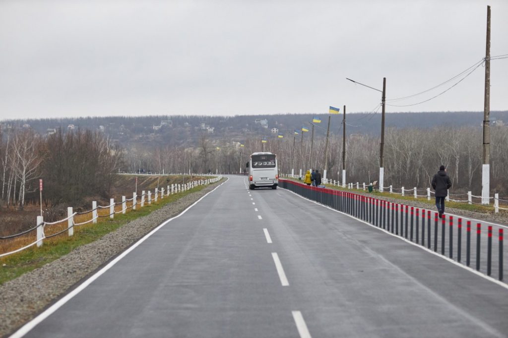 Зеленский открыл мост в Станице Луганской (ФОТО) 11