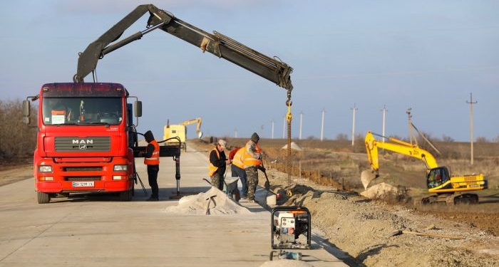 Появились новые фото строительства бетонной дороги в Николаевской области