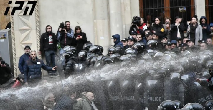 В Тбилиси начался разгон протестующих из-под здания парламента (ФОТО, ВИДЕО)