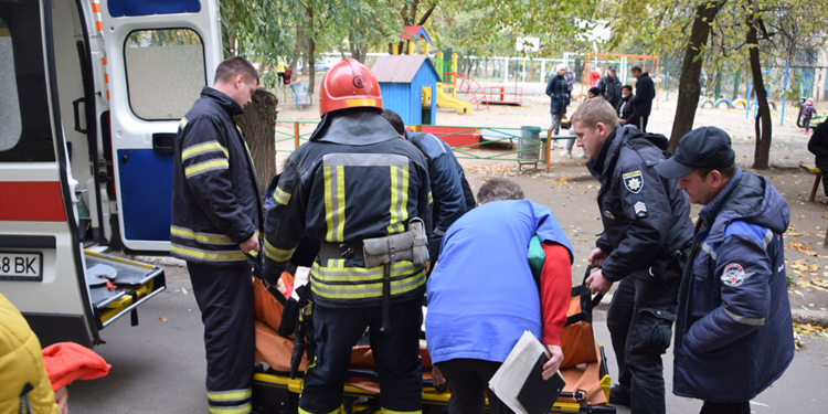 Николаевские спасатели взломали дверь, чтобы помочь пенсионерке
