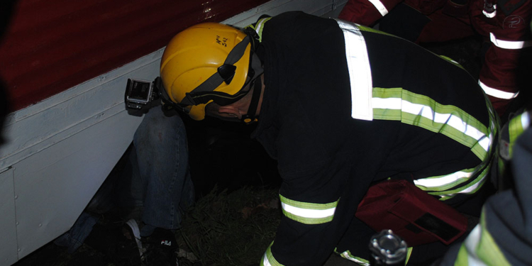 Чтобы освободить ногу мужчины, попавшего под трамвай, николаевские спасатели сделали подкоп под рельсами (ФОТО)