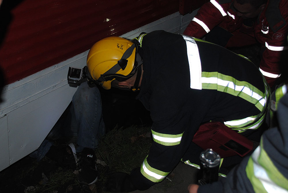 Чтобы освободить ногу мужчины, попавшего под трамвай, николаевские спасатели сделали подкоп под рельсами (ФОТО) 1