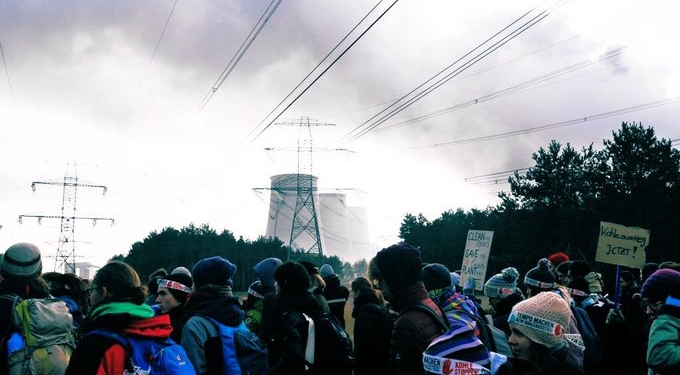 В Германии тысячи людей блокируют дороги и железнодорожные пути с требованием отказаться от добычи угля (ВИДЕО)