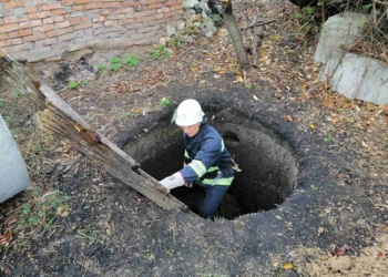 А они все падают. Николаевским спасателям снова пришлось лезть в яму – теперь за собакой (ФОТО)