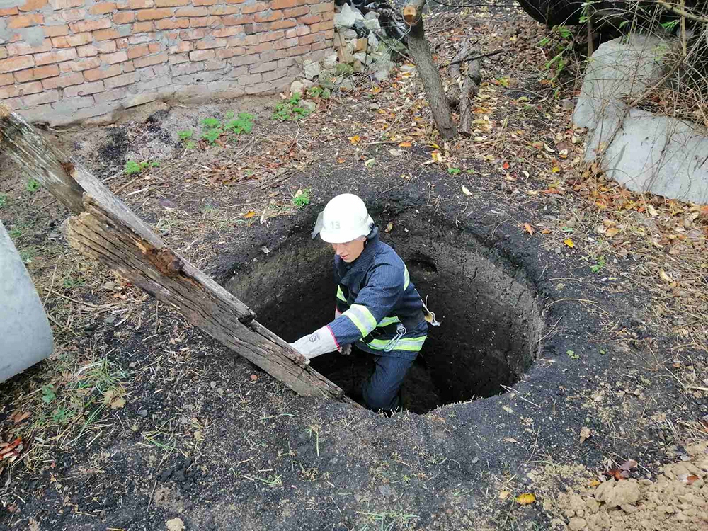 А они все падают. Николаевским спасателям снова пришлось лезть в яму - теперь за собакой (ФОТО) 3