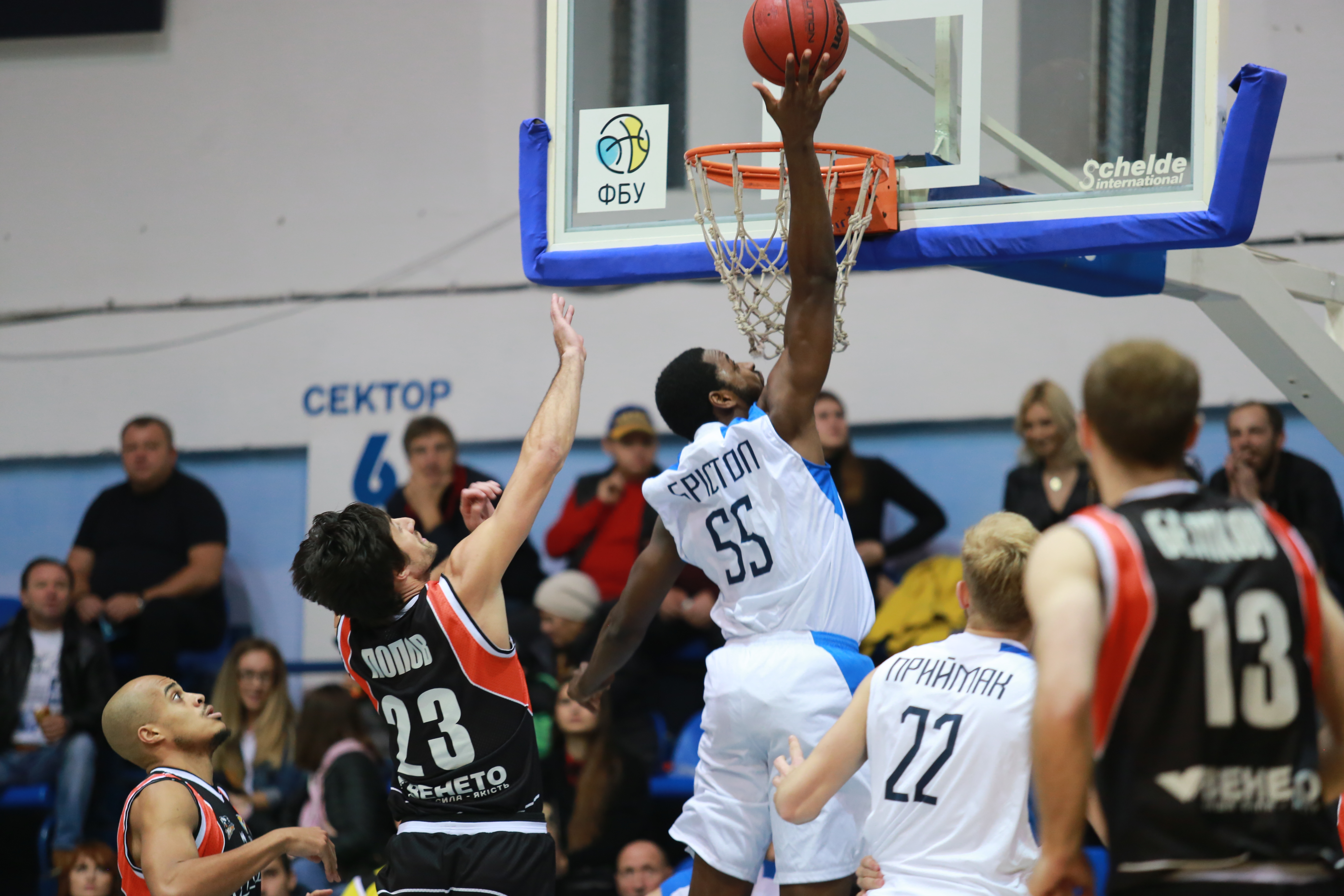 В Николаеве прошел матч МБК Николаев против Черкасских обезьян (ФОТО)