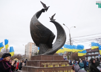 Николаев начал отмечать День достоинства и свободы с акции у памятника Героям Небесной сотни (ФОТО, ВИДЕО)