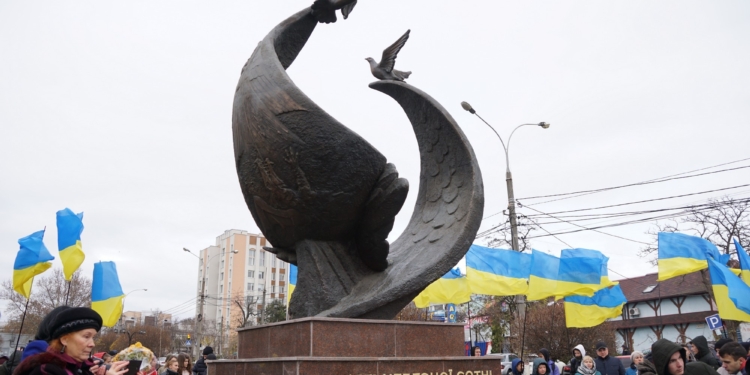 Николаев начал отмечать День достоинства и свободы с акции у памятника Героям Небесной сотни (ФОТО, ВИДЕО)