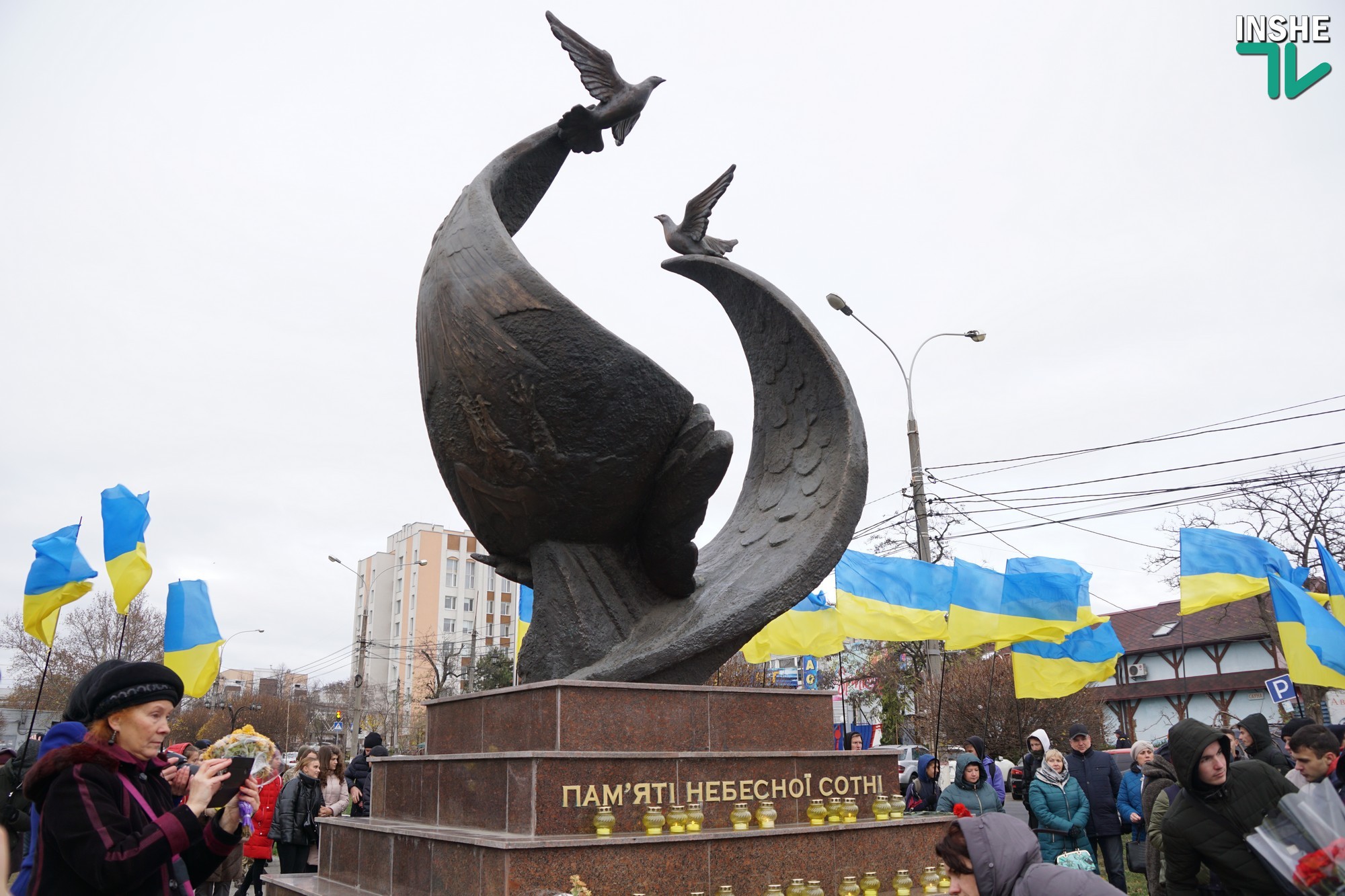 Николаев начал отмечать День достоинства и свободы с акции у памятника Героям Небесной сотни (ФОТО, ВИДЕО)