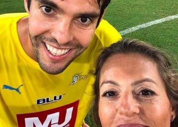 Девушки и футбол. Женщина-арбитр показала знаменитому футболисту желтую карточку, чтобы сделать с ним селфи (ВИДЕО)