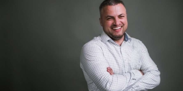 Еще одного судимого нашли в рядах “Слуги народа” в Верховной Раде: за избиение водителя