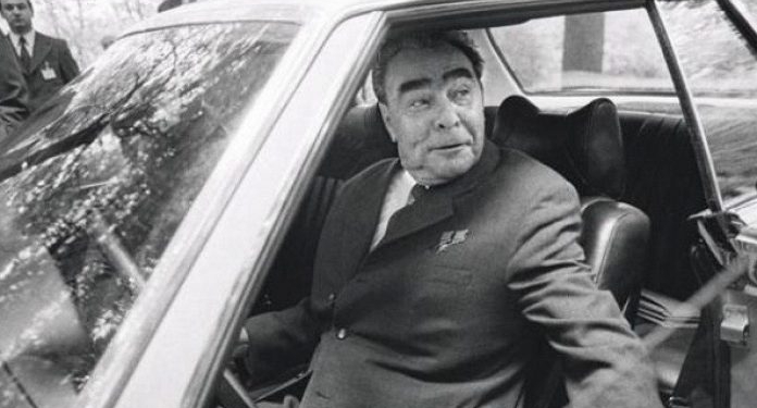 С аукциона продали автомобильные права генсека Брежнева (ФОТО)