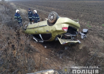 На Николаевщине машина съехала в кювет и перевернулась, есть пострадавшая