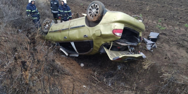 На Николаевщине машина съехала в кювет и перевернулась, есть пострадавшая