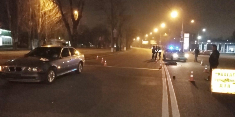 В ненужном месте. Вчера вечером на пр. Богоявленском пешеход попал под колеса BMW и погиб (ФОТО)