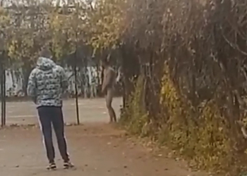 В Николаеве в детскую спортшколу пришел голый мужчина, который решил протрезветь, купаясь нагишом