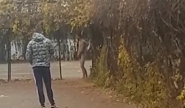 В Николаеве в детскую спортшколу пришел голый мужчина, который решил протрезветь, купаясь нагишом