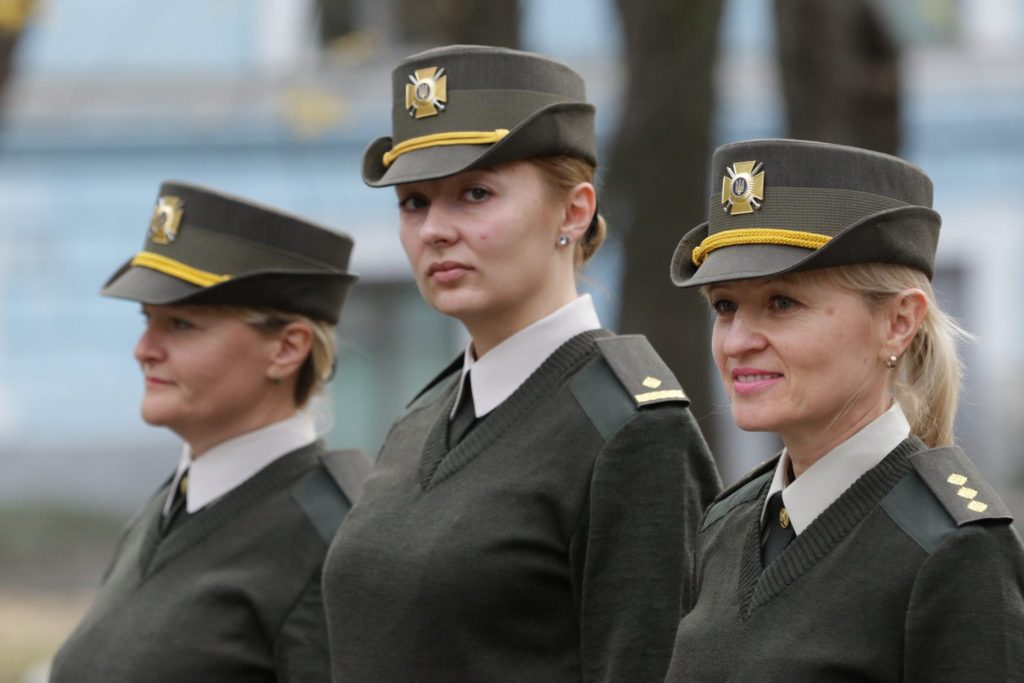 Закончили тестирование женской военной формы: шляпка, подчеркивающие фигуру брюки и туфли на каблуке (ФОТО) 5